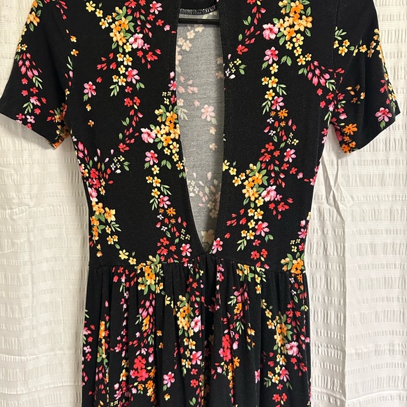 Chic Floral Dress in Black - Picture 3 of 3